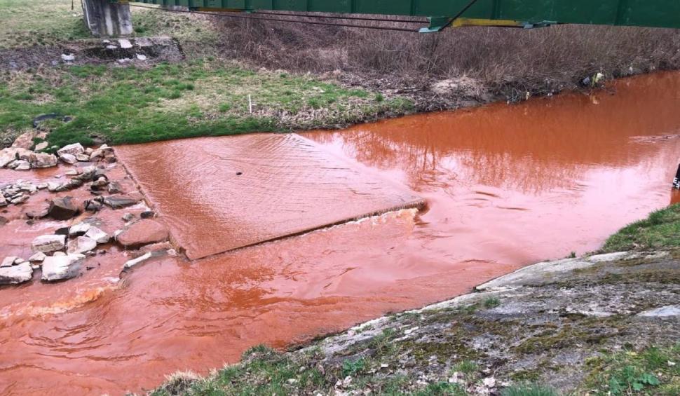 Alertă în Bihor! Apele au devenit roșii. Specialiștii fac legătura cu cutremurul produs recent 889341