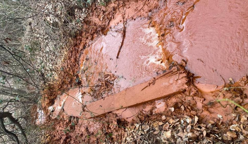 Alertă în Bihor! Apele au devenit roșii. Specialiștii fac legătura cu cutremurul produs recent 889342