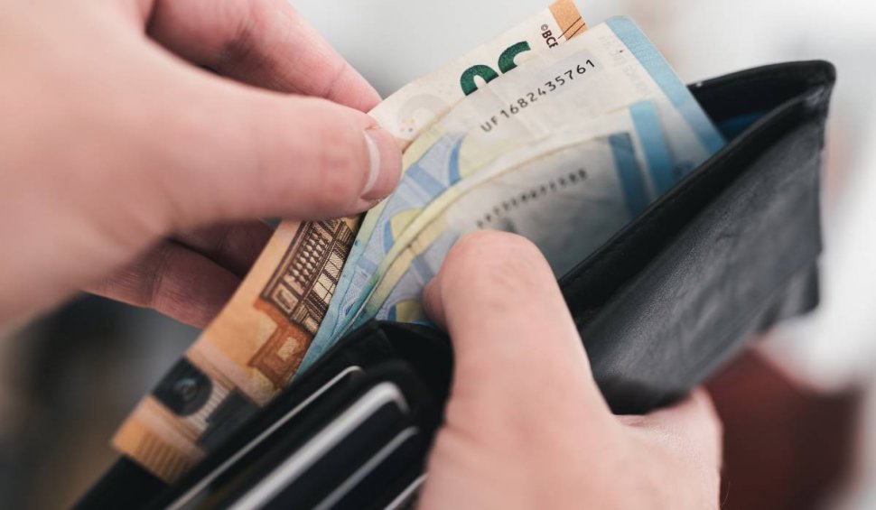 Românii din străinătate vor putea trimite mai repede bani acasă, fără comisioane speciale. Noua obligație a băncilor