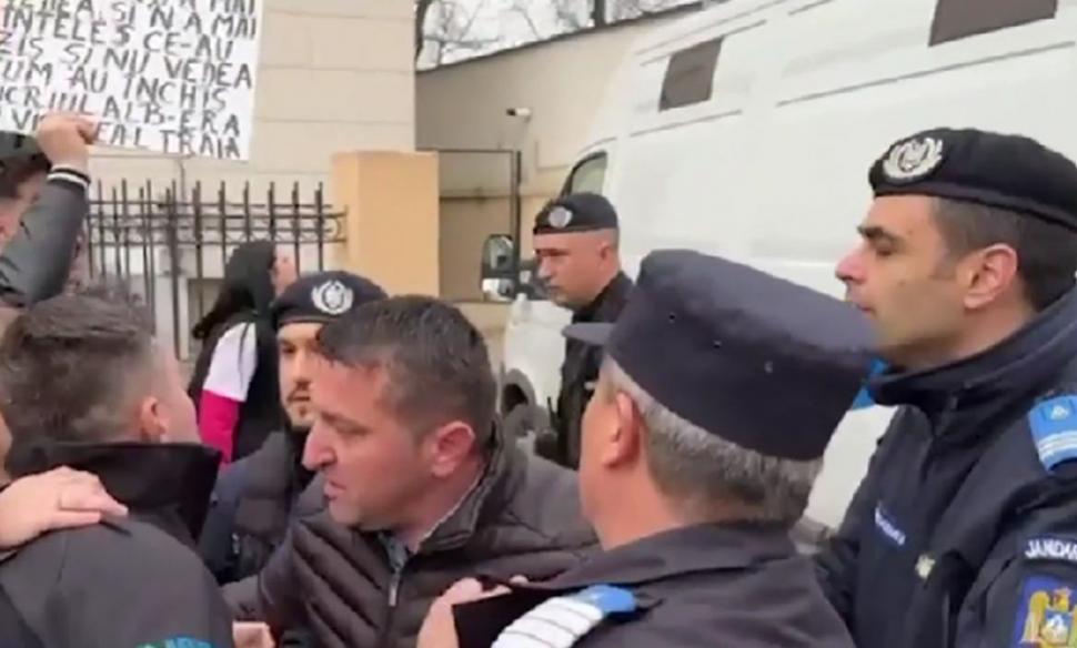 Tatăl Melisei, eleva ucisă la Craiova, a atacat duba în care se afla criminalul fiicei sale | "Nu suporta să vadă oameni fericiți!" 889279