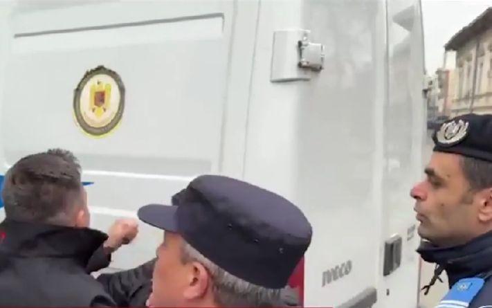 Tatăl Melisei, eleva ucisă la Craiova, a atacat duba în care se afla criminalul fiicei sale | "Nu suporta să vadă oameni fericiți!" 889280