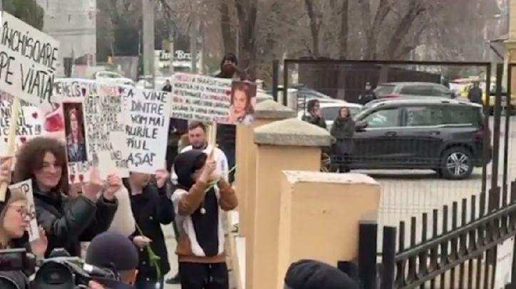 Tatăl Melisei, eleva ucisă la Craiova, a atacat duba în care se afla criminalul fiicei sale | "Nu suporta să vadă oameni fericiți!" 889281