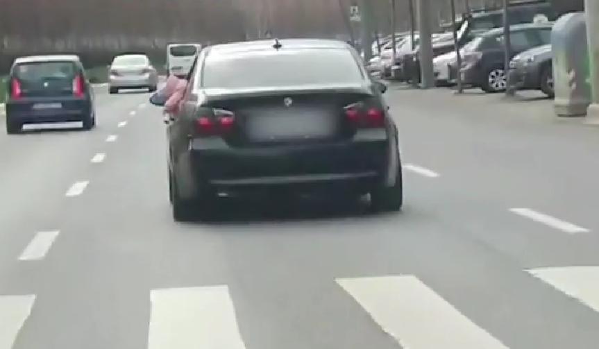 Copil ieșit mai mult de jumătate pe geamul mașinii, filmat în traficul din București. Poliția este în alertă  889487