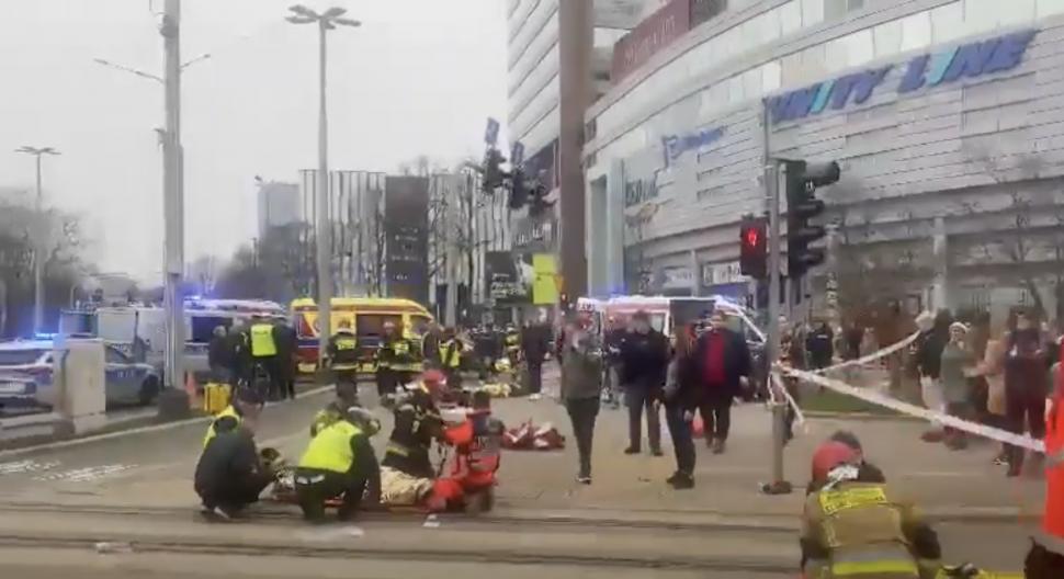 O mașină a intrat într-un grup de pietoni, în Polonia. Cel puțin 17 oameni au fost răniți | Șoferul a fugit de la locul accidentului 889533