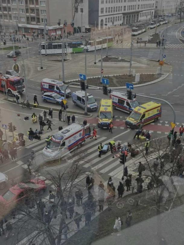 O mașină a intrat într-un grup de pietoni, în Polonia. Cel puțin 17 oameni au fost răniți | Șoferul a fugit de la locul accidentului 889537