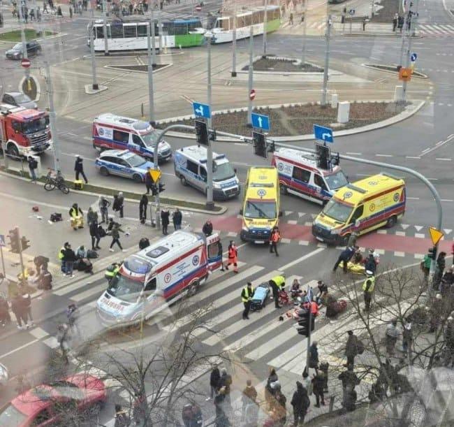 O mașină a intrat într-un grup de pietoni, în Polonia. Cel puțin 17 oameni au fost răniți | Șoferul a fugit de la locul accidentului 889539
