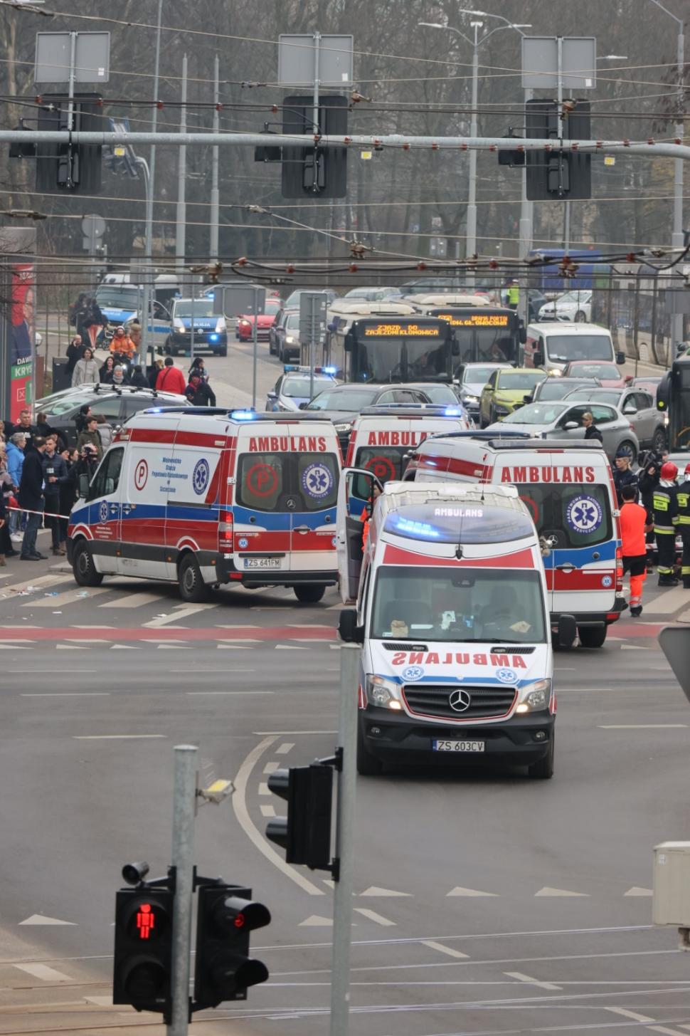 O mașină a intrat într-un grup de pietoni, în Polonia. Cel puțin 17 oameni au fost răniți | Șoferul a fugit de la locul accidentului 889540