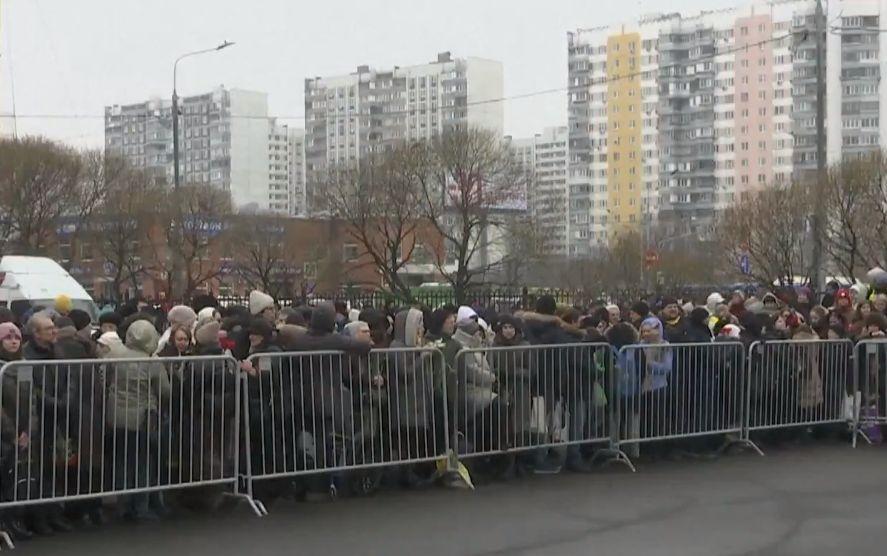 "Nu ți-a fost frică! Nu ne este frică!" Aleksei Navalnîi, aplaudat de mii de oameni la slujba de înmormântare și îngropat cu piesa "My way" a lui Frank Sinatra pe fundal 889462