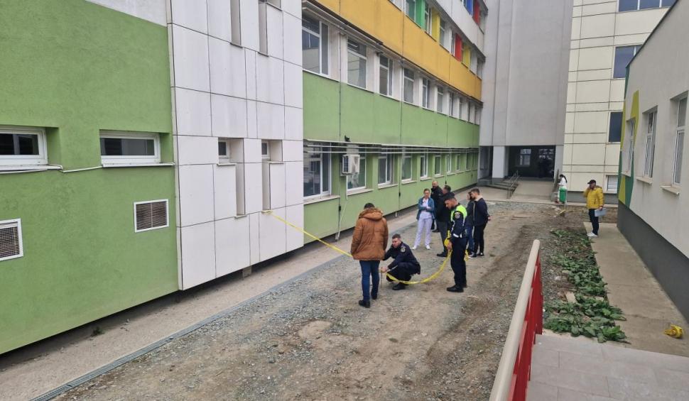 Un pacient s-a zdrobit de asfalt, după ce a încercat să scape dintr-un salon COVID și a coborât pe geam de la etajul 4 al SJU Vaslui 889456