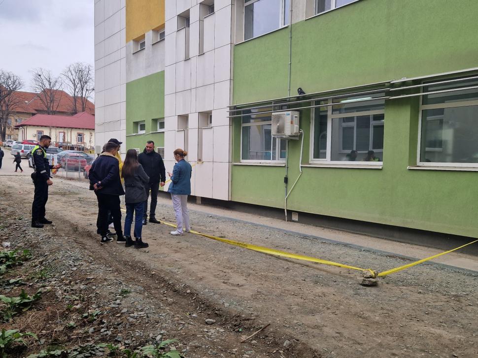 Un pacient s-a zdrobit de asfalt, după ce a încercat să scape dintr-un salon COVID și a coborât pe geam de la etajul 4 al SJU Vaslui 889460