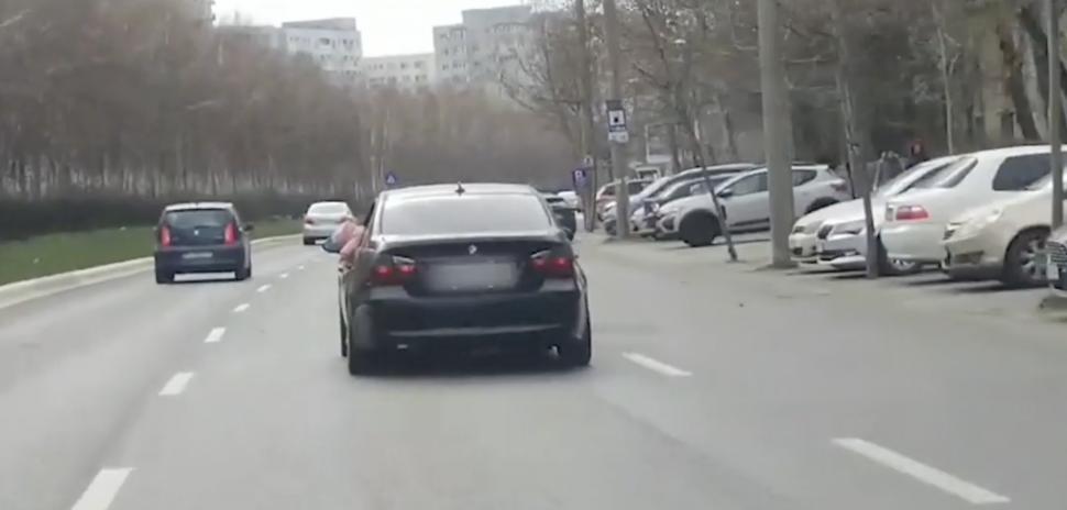 Copil ieșit pe geamul unei mașini aflate în mers, în București. Șoferul a fost sancționat 889605