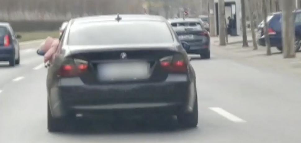 Copil ieșit pe geamul unei mașini aflate în mers, în București. Șoferul a fost sancționat 889606