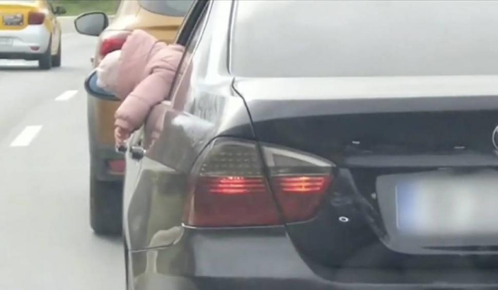 Copil ieșit pe geamul unei mașini aflate în mers, în București. Șoferul a fost sancționat 889607