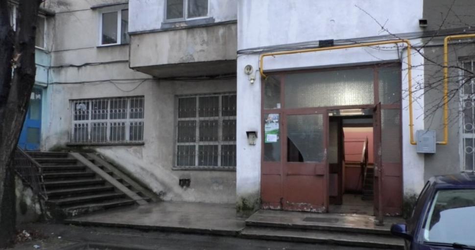 O femeie a fost ucisă de propriul fiu în Drobeta-Turnu Severin. Tânărul era cunoscut drept consumator de droguri 889596