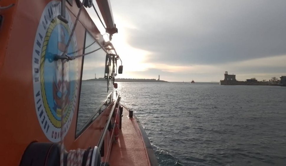 Incendiu la bordul unei nave cu 16 persoane, în rada Portului Sulina. Echipajul a refuzat să coboare