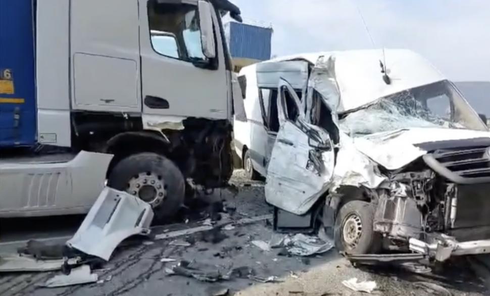 Accident grav cu două camioane și un microbuz, în Mehedinți. Mai multe persoane au fost rănite 889815