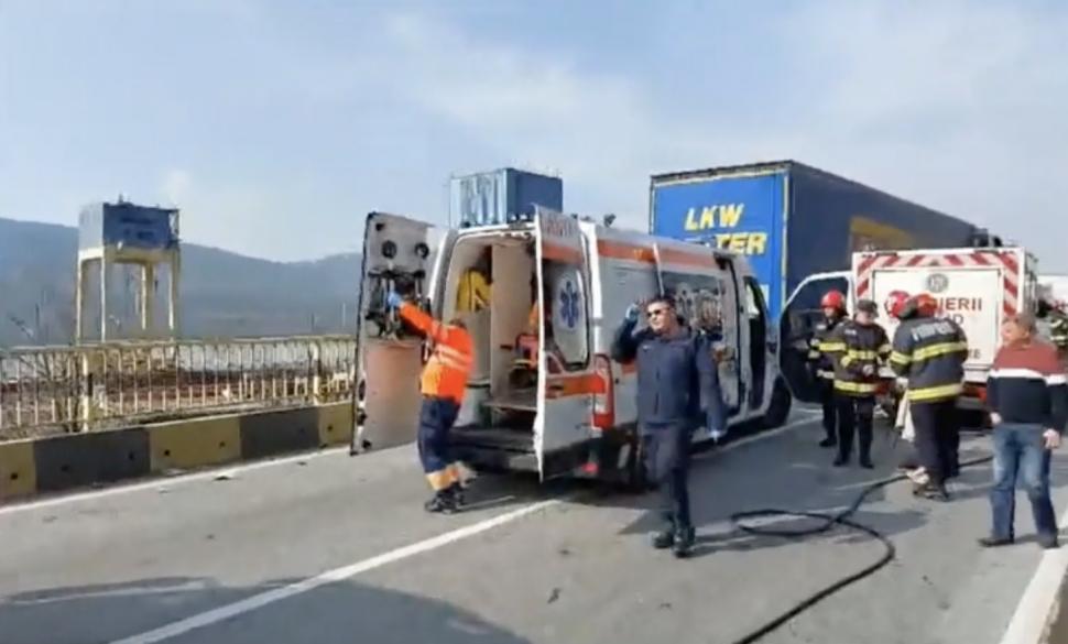 Accident grav cu două camioane și un microbuz, în Mehedinți. Mai multe persoane au fost rănite 889817