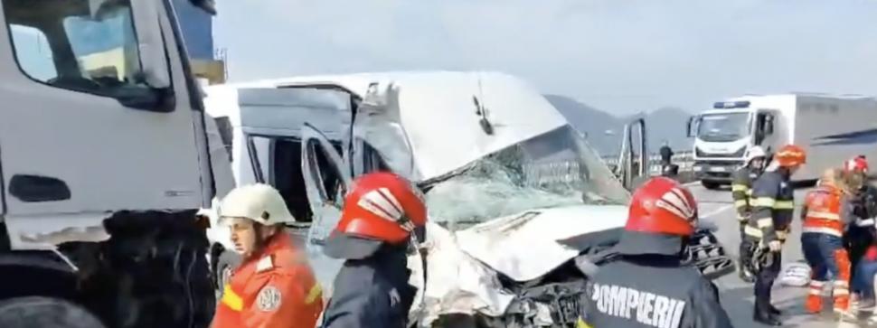 Accident grav cu două camioane și un microbuz, în Mehedinți. Mai multe persoane au fost rănite 889818