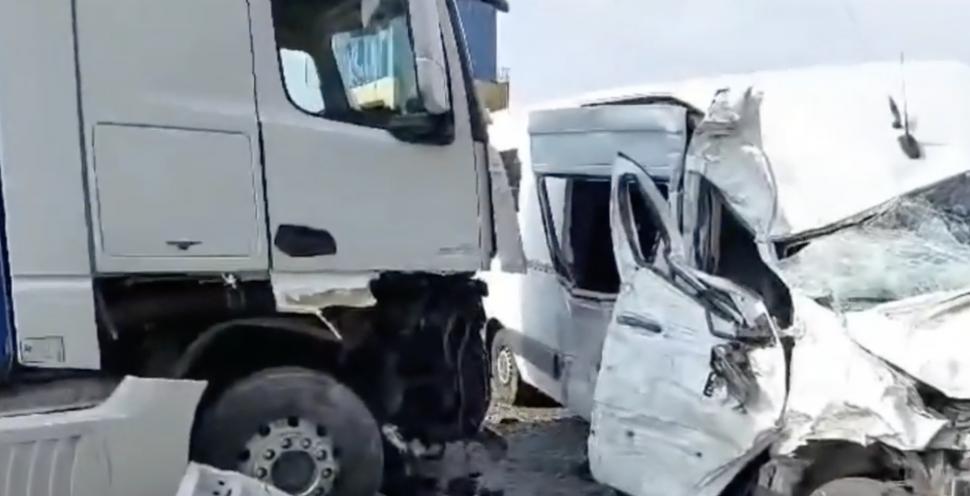 Accident grav cu două camioane și un microbuz, în Mehedinți. Mai multe persoane au fost rănite 889819