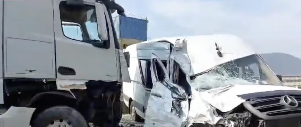 Accident grav cu două camioane și un microbuz, în Mehedinți. Mai multe persoane au fost rănite 889820