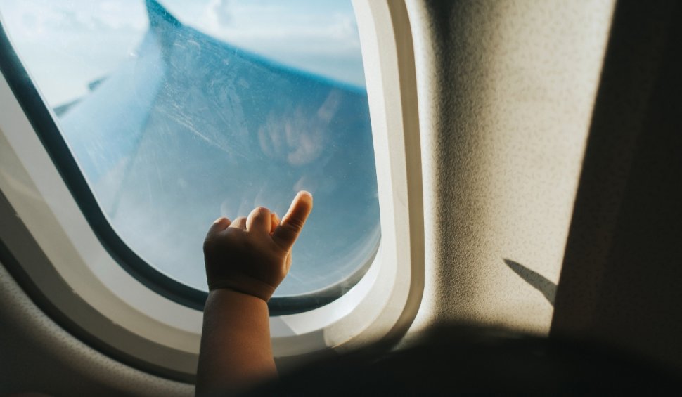 Bebeluş adus pe lume în timpul unui zbor, cu ajutorul unui pilot |  Echipajul l-a poreclit pe micuţ "Sky Baby"