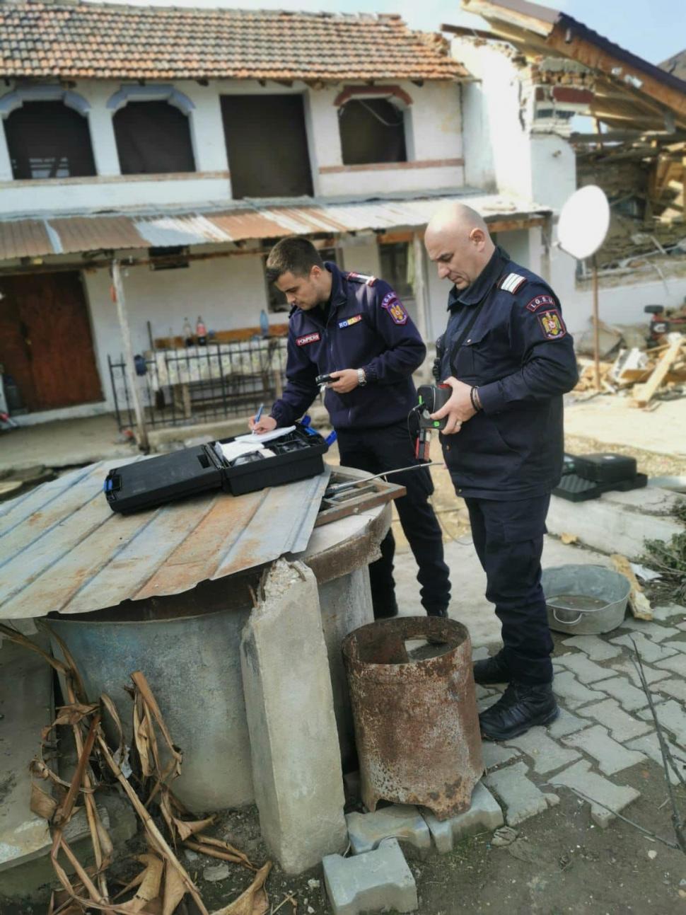 "Gaze sunt aici, în fântână, de zeci de ani de zile" | Locuitorii din comuna Calopăr au sesizat autorităţile cu mulţi ani în urmă privind acumulările de gaze 889927