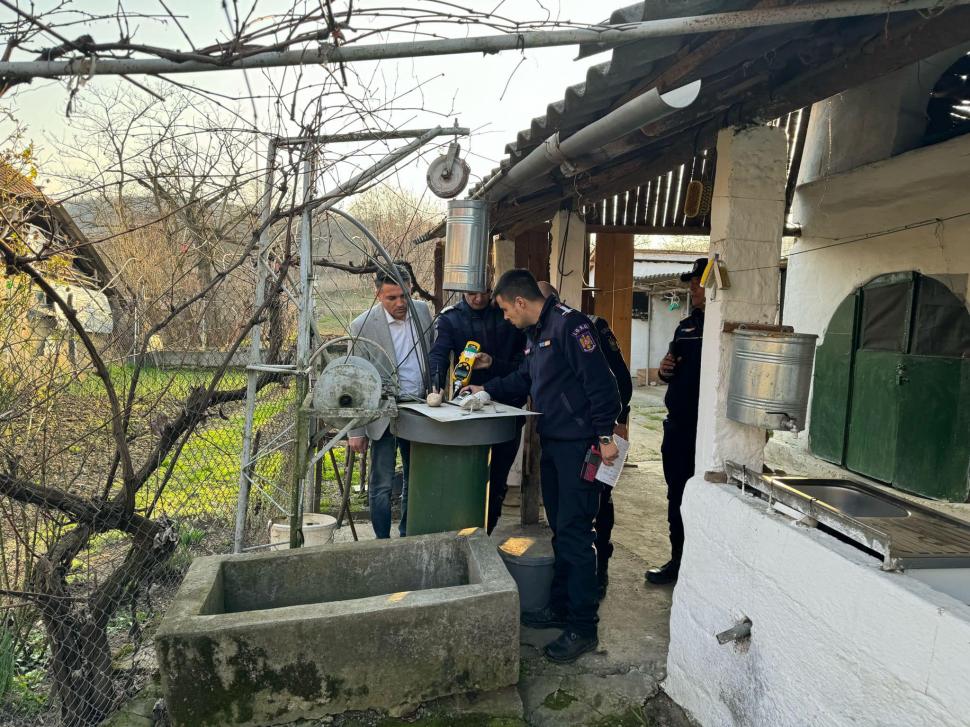 "Gaze sunt aici, în fântână, de zeci de ani de zile" | Locuitorii din comuna Calopăr au sesizat autorităţile cu mulţi ani în urmă privind acumulările de gaze 889929