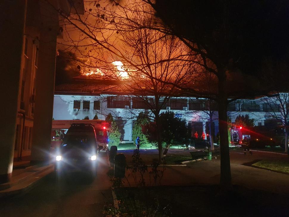 Incendiul de la Judecătoria Cornetu din judeţul Ilfov a reizbucnit | Pompierii intervin de urgenţă 889751