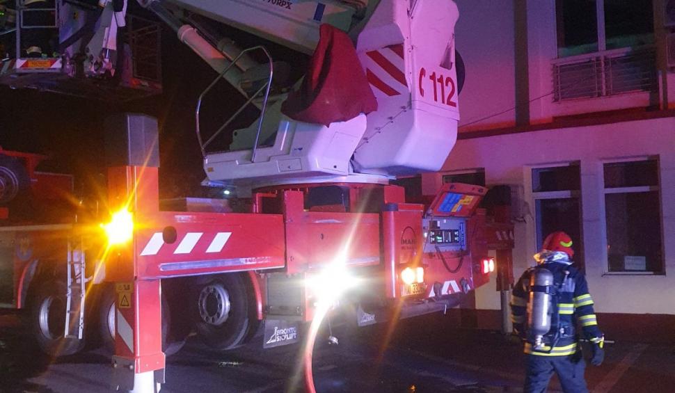 Incendiul de la Judecătoria Cornetu din judeţul Ilfov a reizbucnit | Pompierii intervin de urgenţă 889754