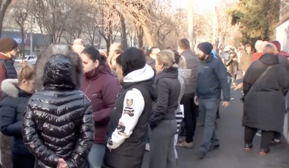 Părinții protestează în fața unei școli din București, după dezvăluirile Antena 3 CNN: Un copil a fost abuzat de două ori în toaleta unității școlare