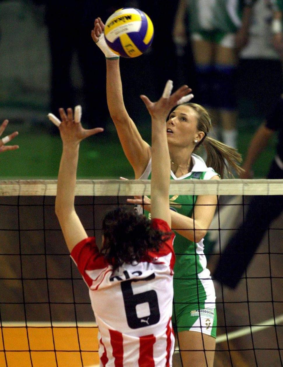  Elevii şi colegii Ruxandrei Dumitrescu, ultim omagiu în sala de sport: "A fost mai mult decât un model... A fost ca o mamă" 889974