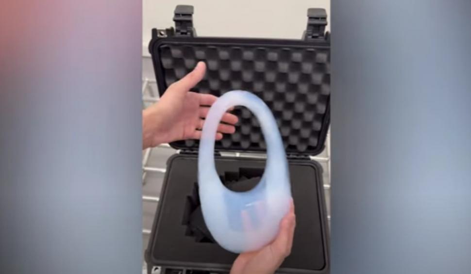 Geanta făcută doar din aer şi sticlă, creată în colaborare cu NASA, noul produs revoluţionar la Săptămâna Modei de la Paris 890197