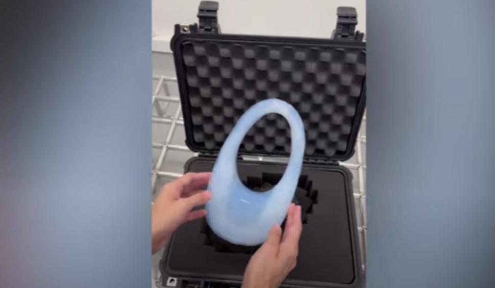 Geanta făcută doar din aer şi sticlă, creată în colaborare cu NASA, noul produs revoluţionar la Săptămâna Modei de la Paris 890198