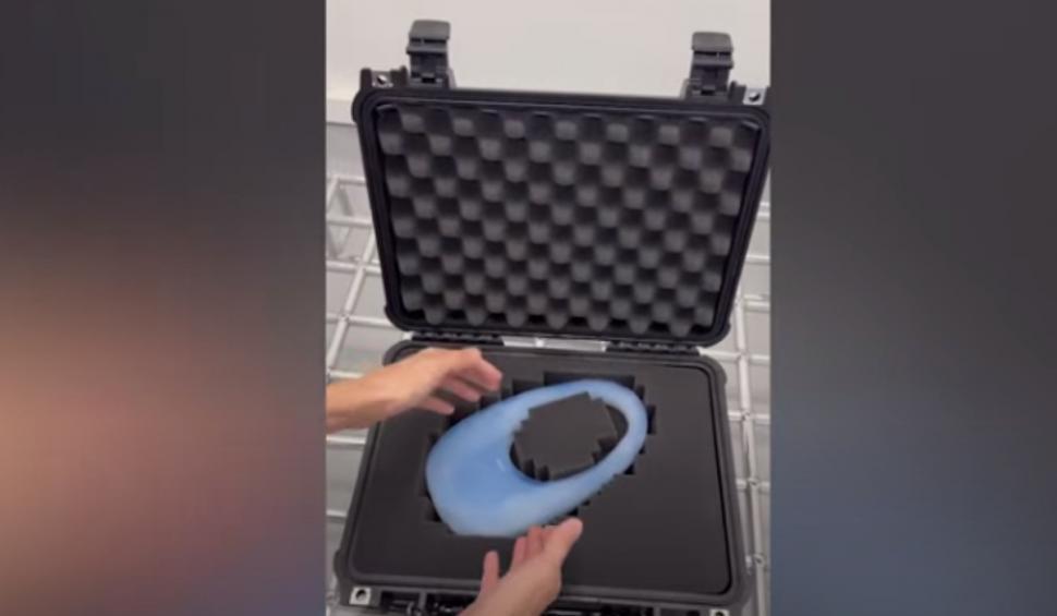 Geanta făcută doar din aer şi sticlă, creată în colaborare cu NASA, noul produs revoluţionar la Săptămâna Modei de la Paris 890199