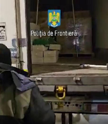 Mai mulţi migranți ascunși într-un camion frigorific au fost găsiţi în Vama Giurgiu. Au ajuns la spital în stare gravă, cu hipotermie 890144