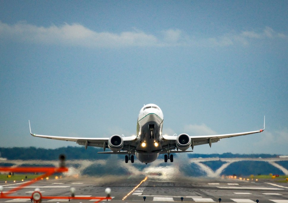 Panică la bordul unui avion din Cluj Napoca, după ce pilotul a anunţat că nu poate ateriza