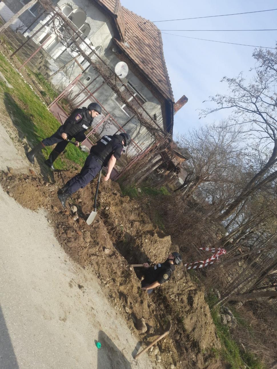 Descoperirea făcută de mai mulți muncitori din Vâlcea în timp ce săpau un şanţ. 12 persoane au fost evacuate din locuințe 890201