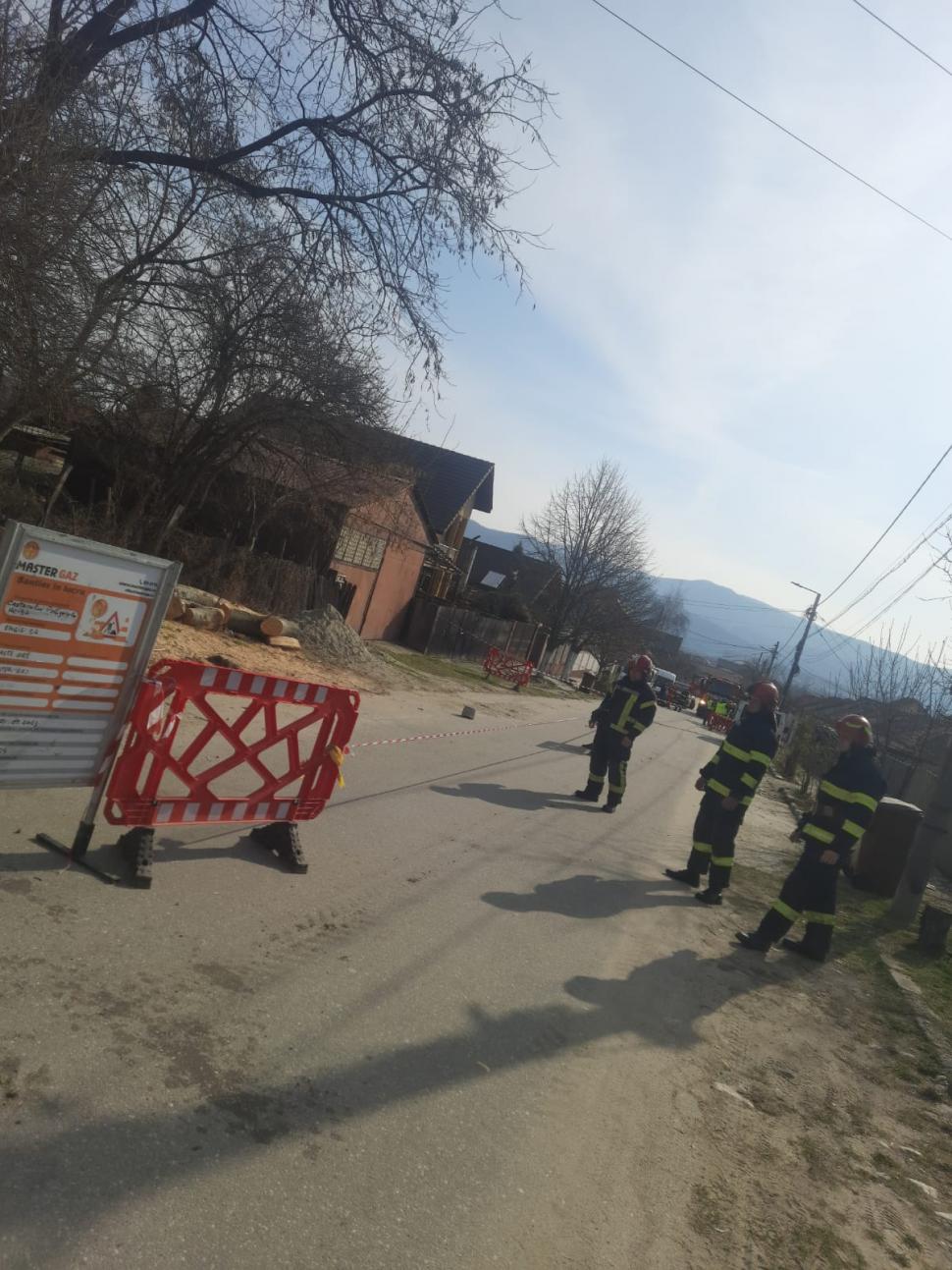 Descoperirea făcută de mai mulți muncitori din Vâlcea în timp ce săpau un şanţ. 12 persoane au fost evacuate din locuințe 890202