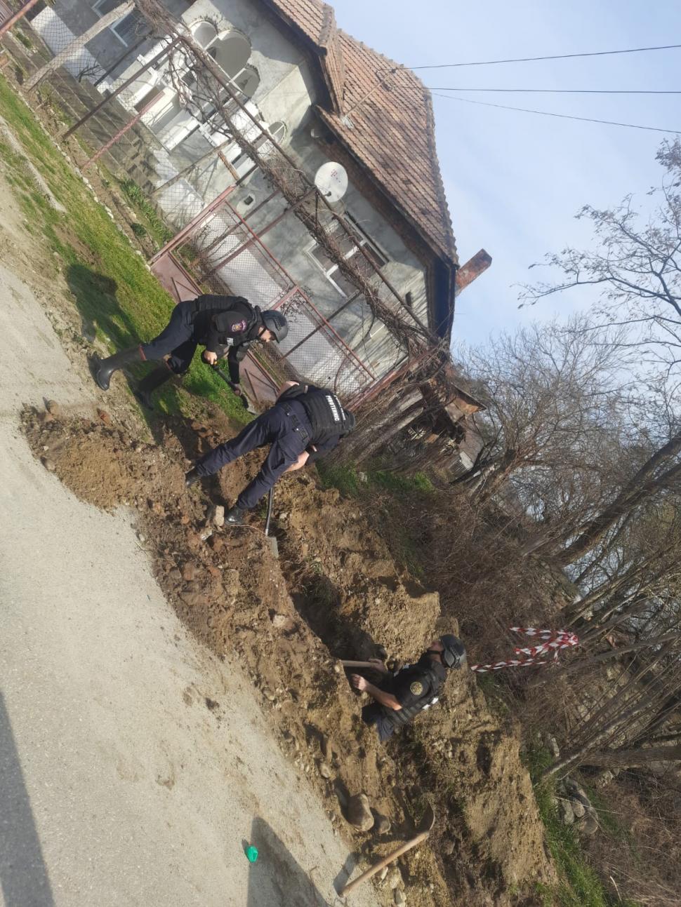 Descoperirea făcută de mai mulți muncitori din Vâlcea în timp ce săpau un şanţ. 12 persoane au fost evacuate din locuințe 890203
