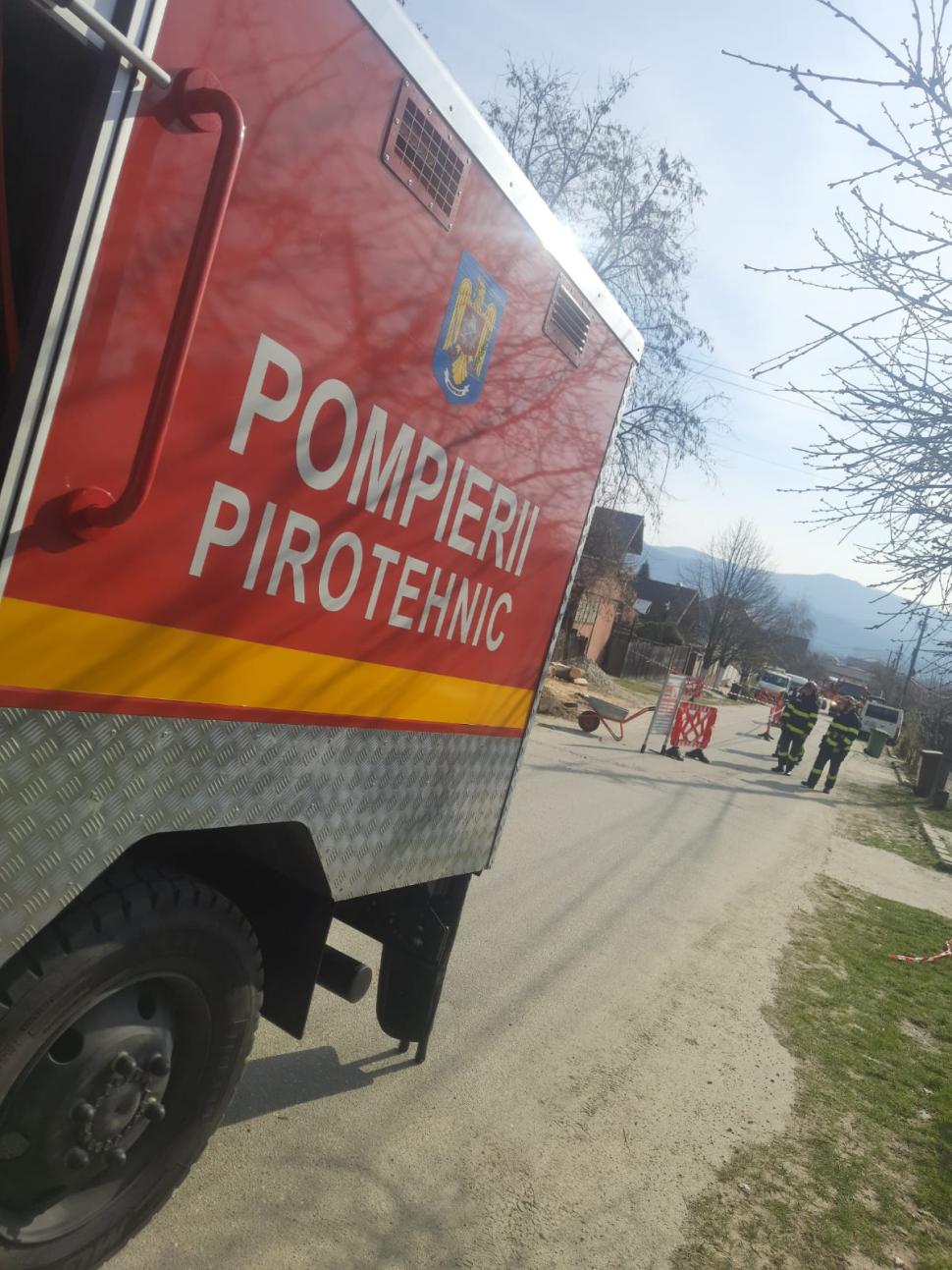 Descoperirea făcută de mai mulți muncitori din Vâlcea în timp ce săpau un şanţ. 12 persoane au fost evacuate din locuințe 890204