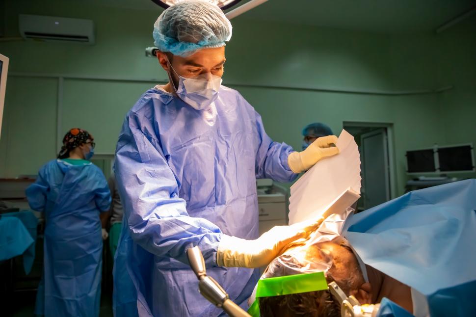 "Îngeri pe pământ". Premieră în România: Operaţie pe creier, prin pleoapă. Pacientul a scăpat de crizele de epilepsie pe care le avea încă din copilărie 890322