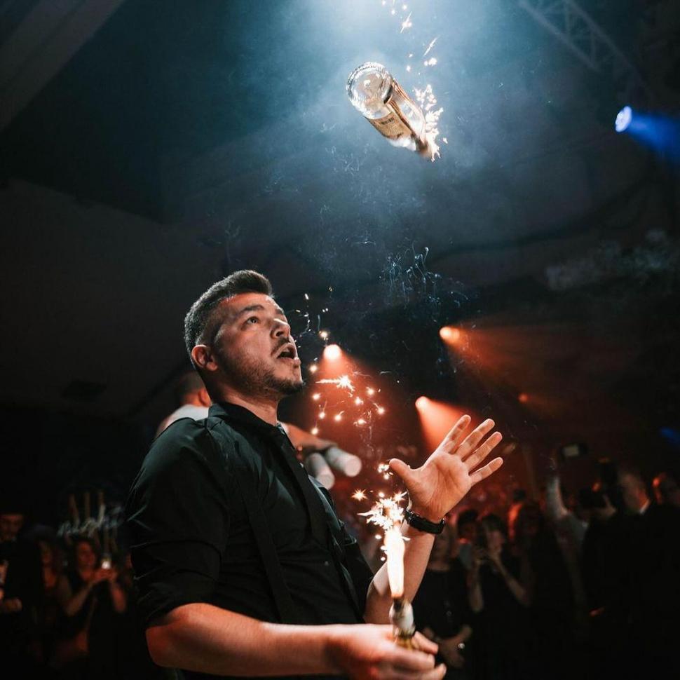 El este Valentin, singurul român care a fost la extravaganta petrecere din India. Mark Zuckerberg și Bill Gates, pe lista invitaților 890232