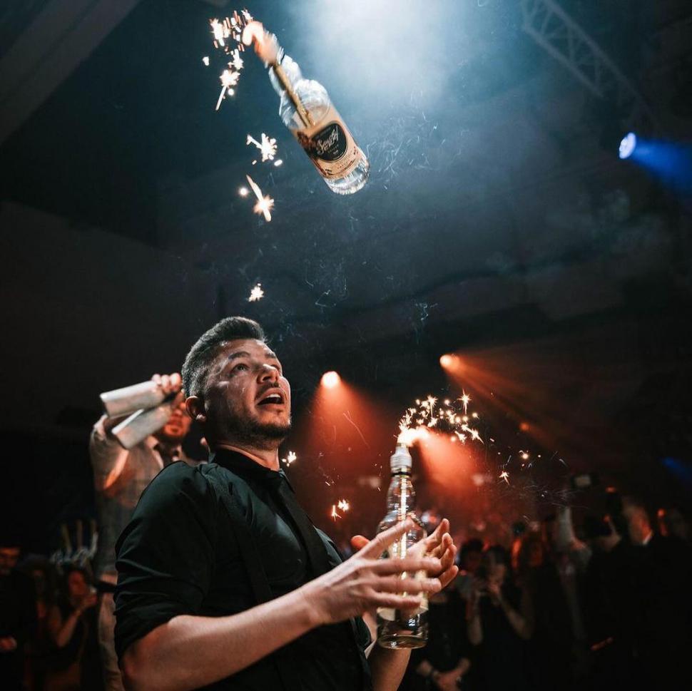 El este Valentin, singurul român care a fost la extravaganta petrecere din India. Mark Zuckerberg și Bill Gates, pe lista invitaților 890237