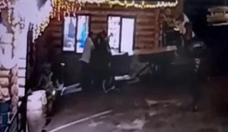 Fiii vrăjitoarei Sidonia, acuzați că au ucis un bărbat, rămân în arest preventiv 890581