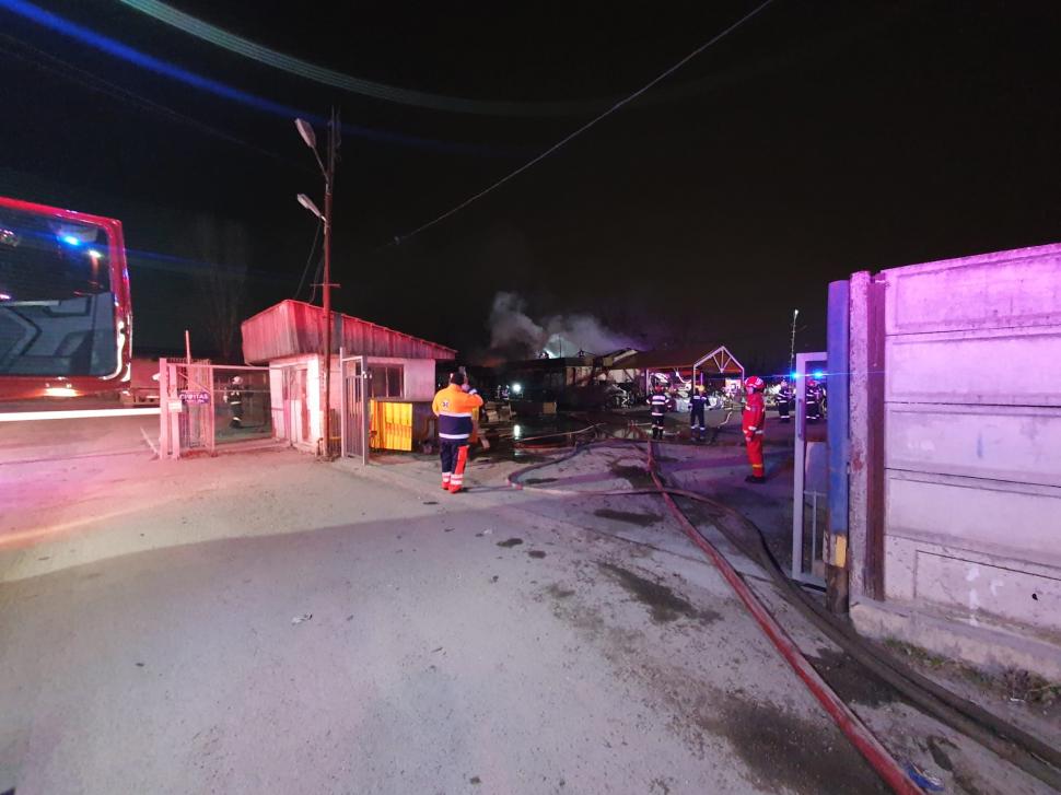 Incendiu puternic la un atelier de prelucrare a lemnului, în Sectorul 4 din București! Intervin 15 autospeciale de pompieri 890654