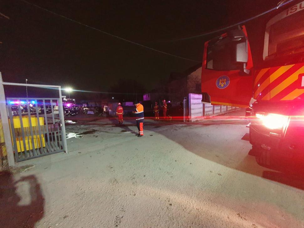 Incendiu puternic la un atelier de prelucrare a lemnului, în Sectorul 4 din București! Intervin 15 autospeciale de pompieri 890655