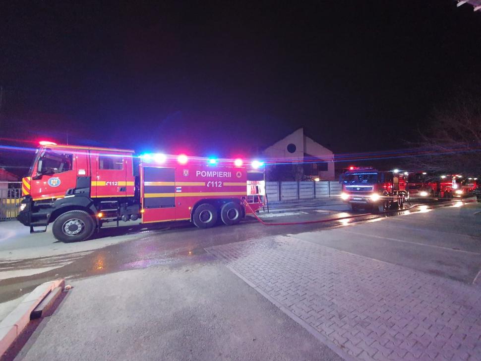 Incendiu puternic la un atelier de prelucrare a lemnului, în Sectorul 4 din București! Intervin 15 autospeciale de pompieri 890656