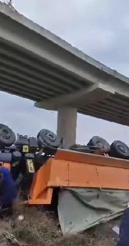 Accident cu trei morți la Sibiu. Un camion a căzut de pe un pod pe calea ferată 890785