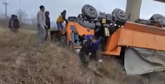 Accident cu trei morți la Sibiu. Un camion a căzut de pe un pod pe calea ferată 890788