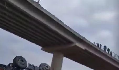 Accident cu trei morți la Sibiu. Un camion a căzut de pe un pod pe calea ferată 890789